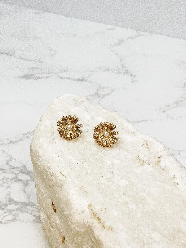 Timeless Elegance At Unbelievable Discounts Gold Daisy Stud Earrings